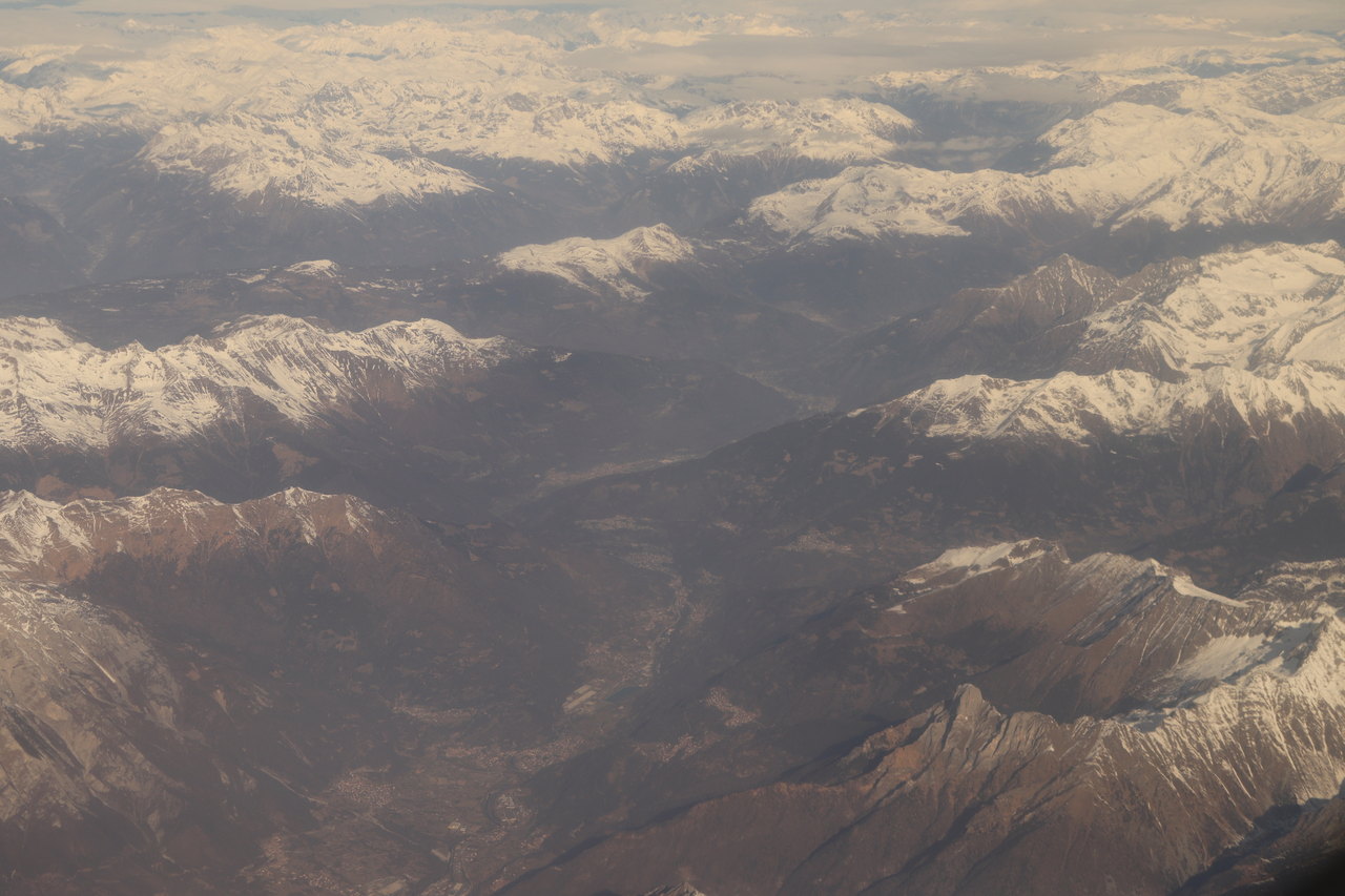 Veduta aerea delle dorsali che racchiudono la Valcamonica, con la foschia che riempie i solchi vallivi.